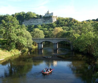 Schlauchboottour auf der Saale unterhalb der Rudelsburg