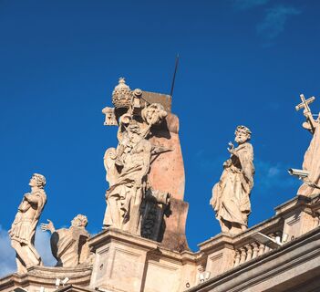 Säulen, Skulpturen und die Kuppel der Piazza San Pietro - Vatikanstadt