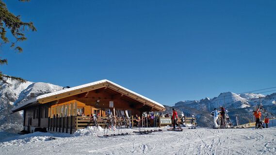 Riederbergstüberl im Winter im Skigebiet Christlum