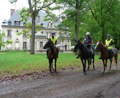 Reiter vor dem Parkhaus