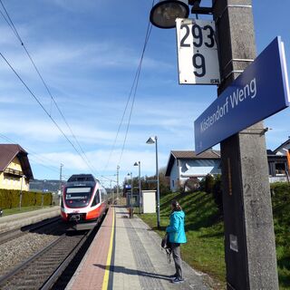 Die Haltestelle Köstendorf Weng an der Westbahnstrecke ist der leicht erreichbare Startpunkt.