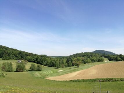 Entlang der Tatschkerland-Tour erhaschen wir einen Blick auf den Golfplatz Bad Gleichenberg