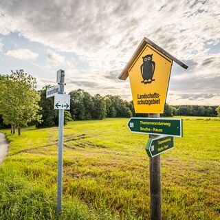 Wegweiser in idyllischer Landschaft zwischen Beutha und Raum