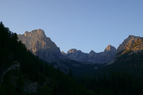 die Gipfel um die Karlsbader Hütte im Morgenlicht