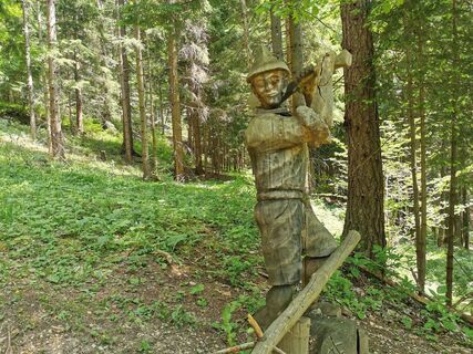 Holzfäller am Holzskulpturenweg_Naturpark Almenland_Oststeiermark