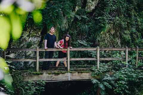 Pärchen wandert in der Lotenbachklamm