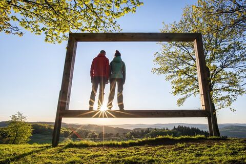 Zwei Wanderer stehen im Landschaftsrahmen auf dem Kornberg bei Dillenburg