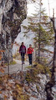 Herbstliche Wanderung am Tunnelweg zum Zwölferkopf hinauf. Der Weg bietet weite Ausblicke auf die goldenen Wälder und die beeindruckende Berglandschaft der Karwendelregion.