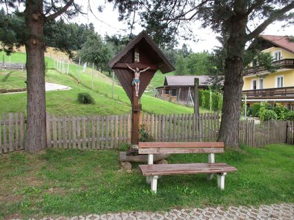 Wegkreuz in Rachling, Kräutergarten