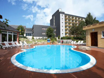Außenansicht mit Pool