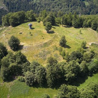 Luftaufnahme der Schwalenburg mit den Wallringen