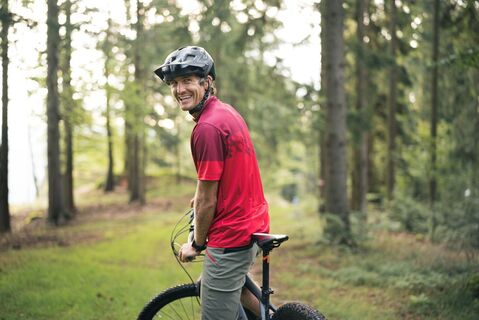 MountainbikerWald_OberoesterreichTourismusMuehlviertlerAlmFreistadtMoritzAblinger.jpg