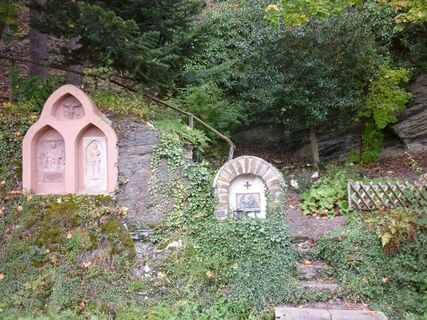 Kreuzwegstationen auf dem Weg zur Spoarkapelle