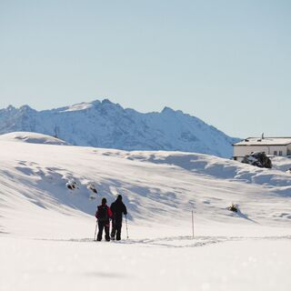 Zurück nach Segnes wartet das Bergrestaurant mit seiner Sonnenterrasse.