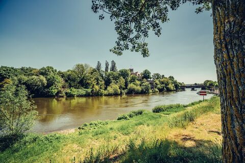 Kiesplatz Lauffen a.N. mit Blick auf Rathausburg | HeilbronnerLand