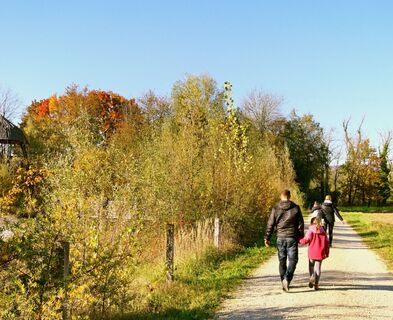 aue-chly-rhy-familie-spaziert-auf-wanderweg