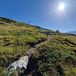 Wir starten bei der Mittelstation und folgen dem markierten Steig Nr. 518.