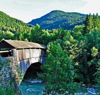 Überdachte Holzbrücke