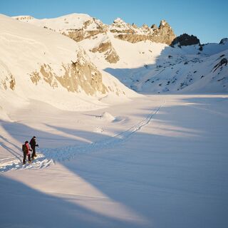 Eintauchen in die Winterwelt - die Tschingelhörner stets im Blick.