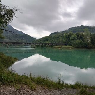 Die Brücke über den See