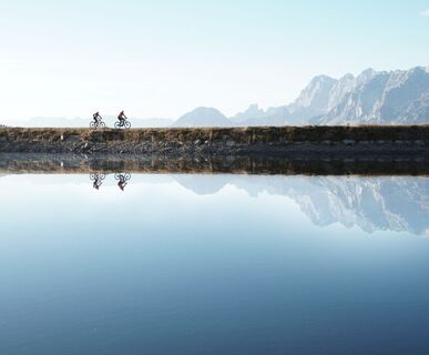 Mountainbiker am Speicherteich Kaiblingalm