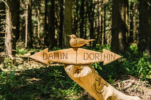 Holzfiguren an der Versöhnungsloipe