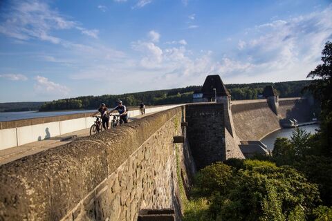 Radfahrer auf der Staumauer Möhnesee