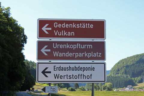 Hinweisschild beim Abzweig B294 zum Urenkopfparkplatz