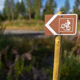 Entlang des Naturwegs gibt es mehrere Schilder, die daran erinnern, dass du dich weiterhin auf dem Weg befindest