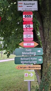 Wegbeschilderungen am Beginn