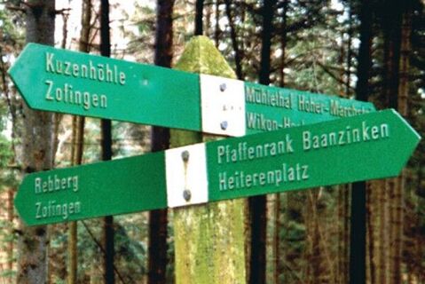 Gut beschilderte Wanderwege im Waldgebiet