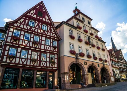 Tourist-Information Calw neben dem Rathaus auf dem Calwer Marktplatz