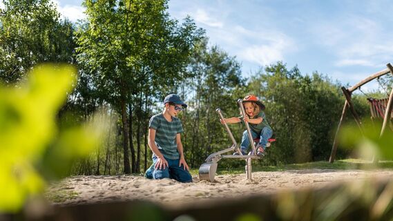 Kinder am Spielplatz Leutasch