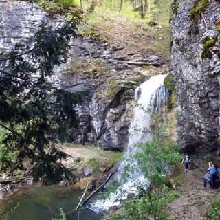Der versteckte Kehlbach Wasserfall ist ein magischer Ort.