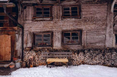 Außenansicht eines Schwarzwaldhofs im Winter