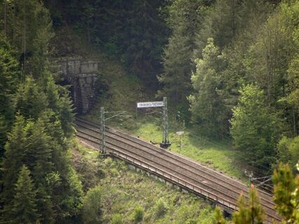 Blick vom Großvaterstuhl auf den Großhalde-Tunnel vor dem Bahnhof Triberg