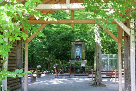 Eingang zur Muttergottes-Grotte