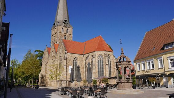 Johanniskirche in Herford mit Brunnen, Cafés und Einkehrmöglichkeiten_CC_BY_SA_Teutoburger_Wald_Kerstin_Paar_P1130691.jpg