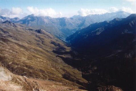 Ausblick vom Gipfelgrat Roter Knopf durch das Gössnitztal 