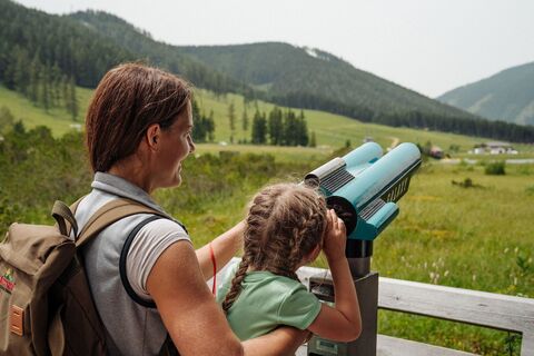 Naturpark Führung_Fernglas1_Naturpark Almenland_studio draussen_mittel.jpg