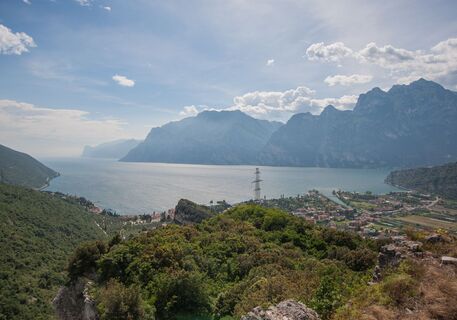 Der nördliche Gardasee von den Ruinen der Burg Penede aus