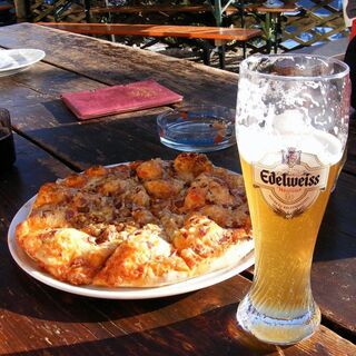 Eine Spezialiät: Die Hauspizza mit Hirschspeck