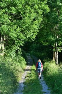 Bequemer Start der Route im Dorf Brezje/Montemaggiore