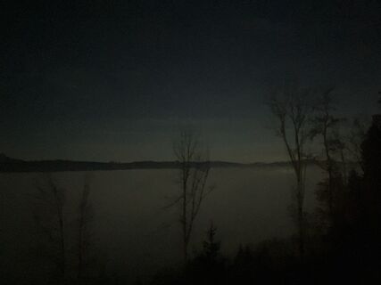 Der Attersee liegt im Nebel