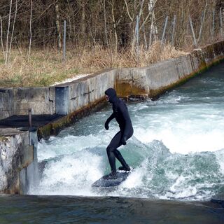 Auch eine perfekte Welle zum Surfen findet sich am Almkanal.