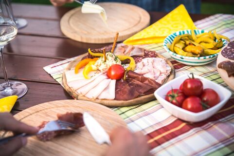 Heurigenjause mit Kremstaler Wein und regionalen Spezialitäten
