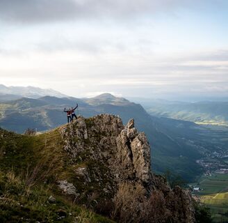 Menschen auf dem felsigen Grat über dem Vipava-Tal