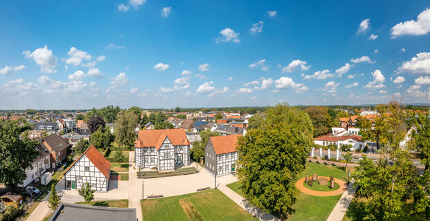 Hoevelhof-Schlossgarten-Teutoburger-Wald-Tourismus-Patrick-Gawandtka-093-CC-BY-SA.jpg