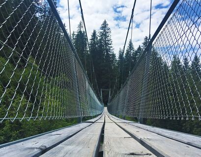 Ganz schön lang: die Gerüsttobelbrücke verbindet Pany mit dem Stelserberg