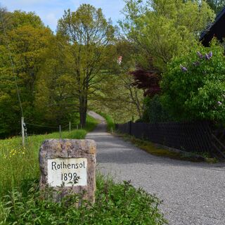 Auf der Wanderung kommen wir durch den pittoresken Ortsteil Rotensol